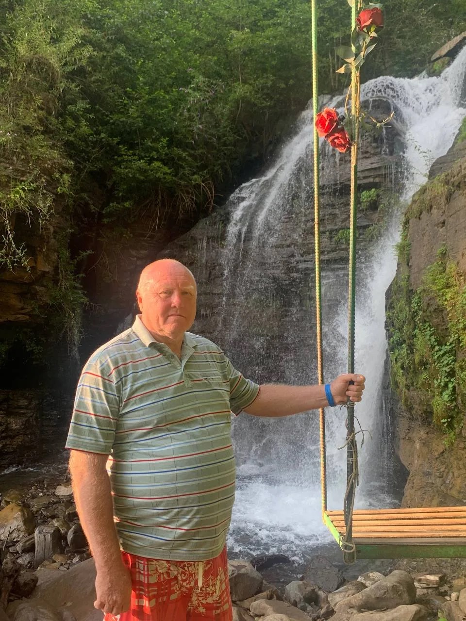 Фотография во время путешествия у водопада